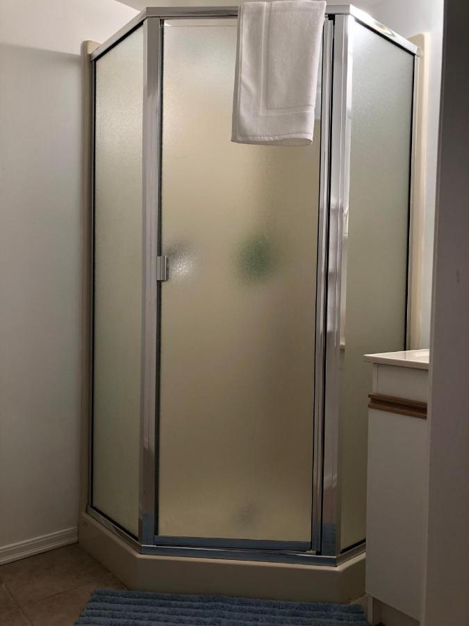 One Bedroom Suite Near Hillside Mall Oak Bay Eksteriør bilde